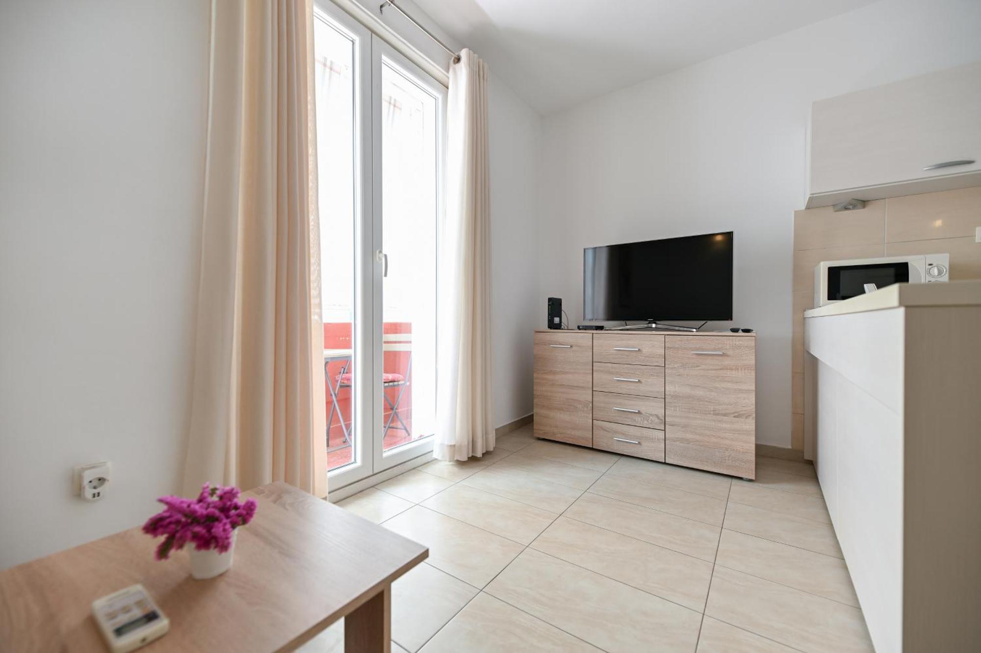 Near Center With Free Parking And Air Condition In Each Apartment