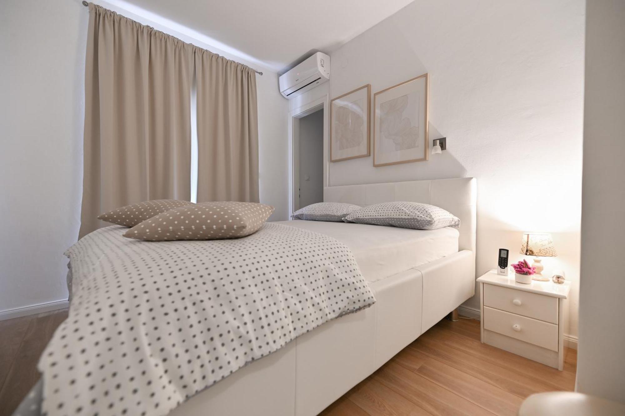Apartment Near Center With Free Parking And Air Condition In Each *