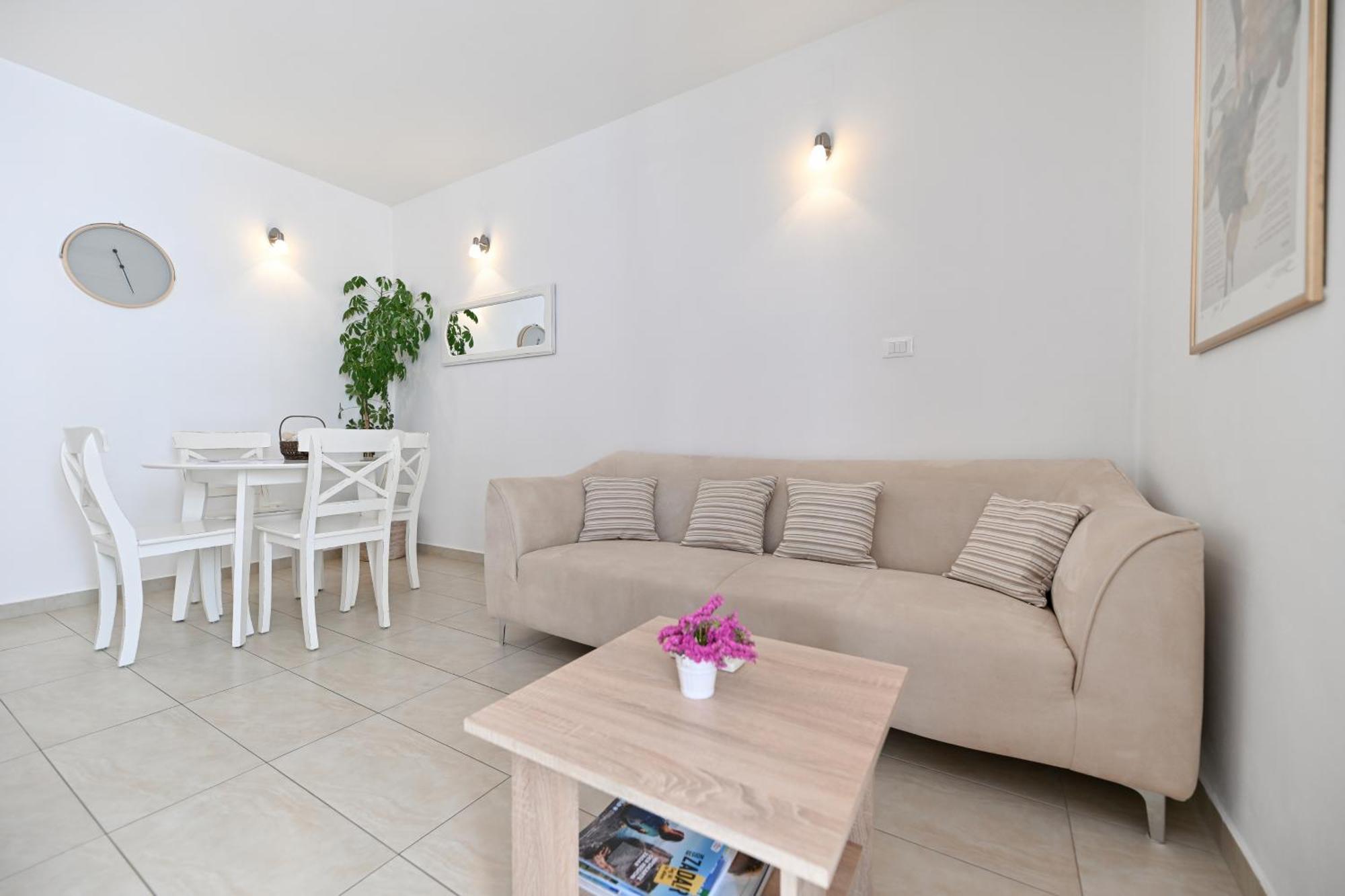 Near Center With Free Parking And Air Condition In Each